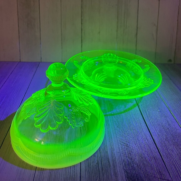 Vtg Uranium Glass Lidded Cheese Tray - Candy Dish - Picture 2 of 9